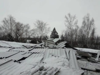 Неприбраний сніг майже щодня обвалює дахи будівель